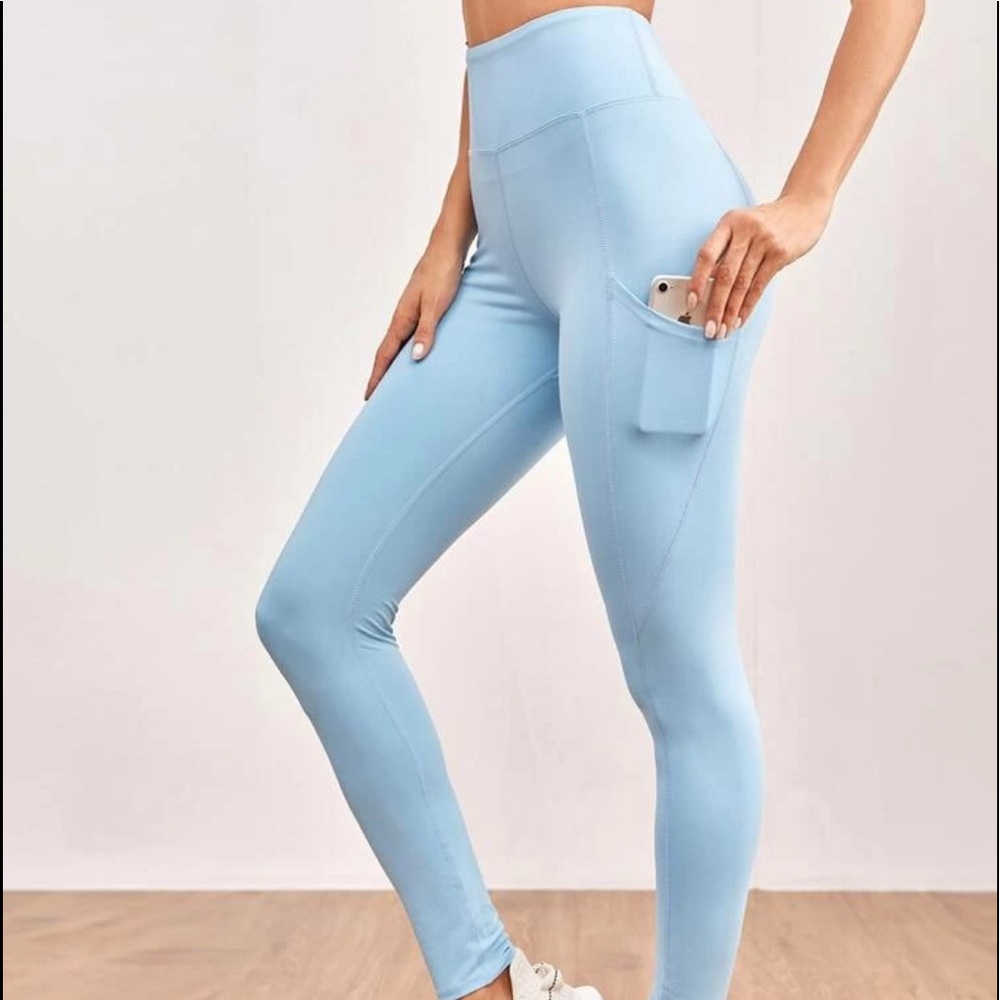 🆕Sports leggings w/ Phone Pocket🆕 - Picture 2 of 5